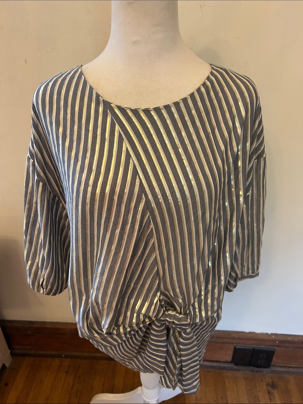Eva Franco Metallic Striped Tie-Front Women’s 3/4 sleeve blouse Size 8 EUC